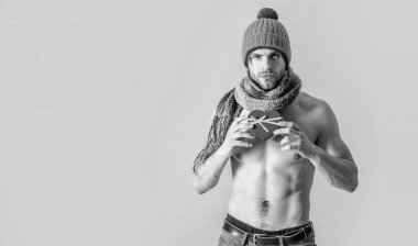 Örgü elbiseli adam, fotokopi odalı sevgililer günü hediyesi olarak duruyor. Sevgililer gününde kaslı bir adam var. Seksi kaslı erkek sevgililer günü hediyesi. Kaslı erkek sevgililer günü hediyesi.