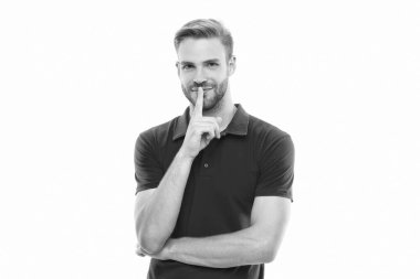 Sessiz jestli genç adam beyaz arka planda izole edilmiş. Kırmızı gömlekli traşsız adam. Kirmizi gömlek giyen sakalli adam. Kirli sakallı adamın stüdyo fotoğrafı..