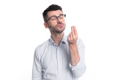 Kafkasyalı mükemmel adam nefis jestler yapıyor. Lezzetli jestli mükemmel adamın fotoğrafı. Mükemmel erkek beyaz arka planda izole edilmiş leziz bir görüntü sergiliyor. Stüdyoda nefis şeyler gösteren mükemmel adam..