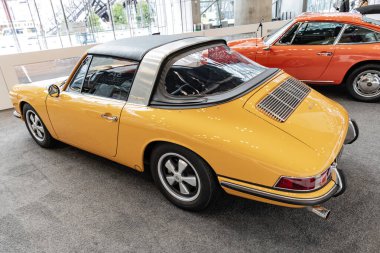 New York City, ABD - 27 Mart 2024: 1968 Porsche 912 New York Uluslararası Otomobil Fuarı, yan köşe manzaralı.