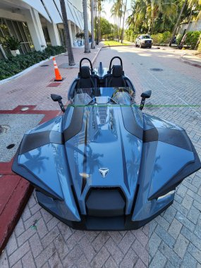 Miami Beach, Florida USA - 6 Haziran 2024: 2023 Polaris Sapanı SL Grey. Miami Sahili 'ndeki Polaris Sapanı Florida' yı sürüyordu. ön görünüm