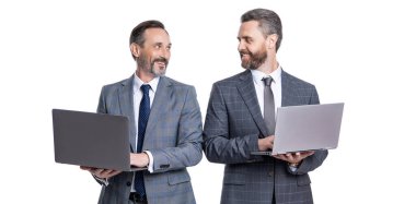 Çevik iş. Profesyonel iş adamlarının çevrimiçi iletişimi vardır. Çevrimiçi çalışan olgun iş adamları. İş başarısı. Programcı çevrimiçi bilgisayar kullanıyor. Uzaktan erişim.