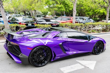 Miami Beach, Florida USA - 8 Haziran 2024 Lamborghini Aventador SVJ Roadster Miami sahilinde. Lamborghini lüks bir İtalyan otomobil üreticisi. Yavru Lamborghini Aventador SVJ Roadster
