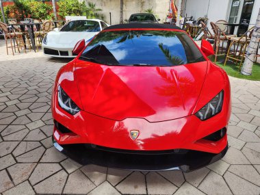 Miami Beach, Florida USA - 8 Haziran 2024: Lamborghini Huracan Miami plajında. Lamborghini lüks bir İtalyan otomobil üreticisi.