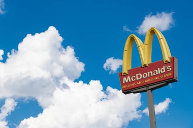 Chicago, ABD - 16 Ağustos 2024: McDonalds Restoran tabelası. McDonads, şirket markası için en büyük oruç.