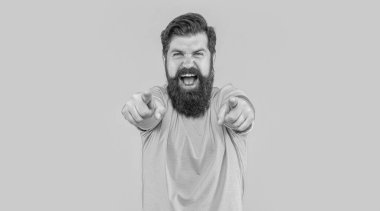 Arka planda sakallı, parmakla işaret eden vahşi bir adamın portresi. Sakallı vahşi adamın portresi. Sarıya sakallı vahşi adamın portresi. Stüdyoda sakallı vahşi bir adamın portresi..