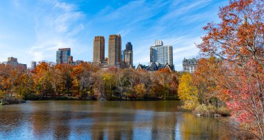 New York sonbaharı. Sonbahar mevsiminde mevsimlik şehir manzarası. Doğanın sonbahar güzelliği. Şehir parkında doğa. Parkta sonbahar manzarası. Sonbahar manzarası. Doğa sonbahar manzarası. Central Park 'ta sonbahar sezonu