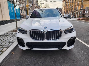 New York, ABD - 10 Şubat 2019 BMW X5 SUV beyaz araba, ön manzara.