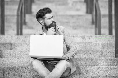 Serbest Çalışan Adam 'ın dışarıda bilgisayarlı iletişimi olduğunu düşünüyor. Serbest çalışan adamın dışarıda bilgisayar bağlantısı var. Serbest çalışan bir adamın sokakta bilgisayar bağlantısı var. Serbest Çalışan Adam