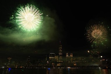 New York Manhattan havai fişekleri arifesinde. Manhattan 'da havai fişekler. New York 4 Temmuz Havai fişekleri. Flashing Fireworks ile New York City Skyline Manhattan. Bağımsızlık Günü