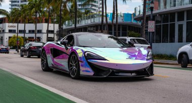 Miami Beach, Florida USA - 10 Haziran 2024: 2019 McLaren 570 's Performance at Miami Beach. İnci rengi McLaren 570 S Performans