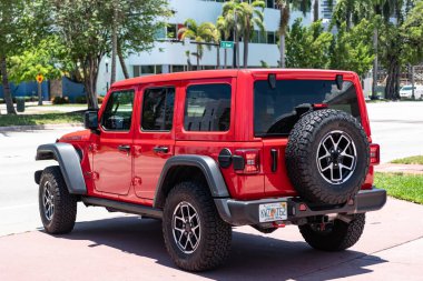 Miami Beach, Florida USA - Haziran 92024: 2018 Jeep Wrangler Rubicon 4x4 Miami Beach 'te kırmızıya boyandı. Jeep yaygın bir arazi aracı markasıdır. Yan görünüş. beyaz