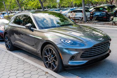 Miami Beach, Florida USA - 9 Haziran 2024: Aston Martin DBX Miami plajında. Metalik gri Aston Martin DBX