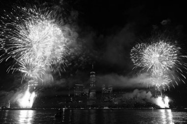 New York Manhattan havai fişekleri arifesinde. New York Havai fişekleri Manhattan üzerinde. New York 4 Temmuz Havai fişekleri. Flashing Fireworks ile New York City Skyline Manhattan. Bağımsızlık Günü