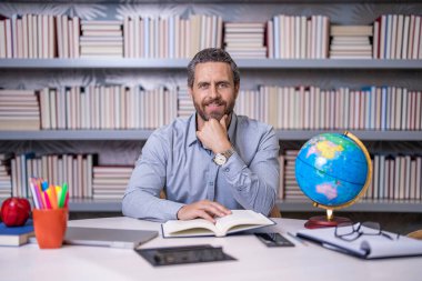 Okulda öğretmen. Eğitim ve öğrenim. Lise öğretmeni. Öğretmenlerle okul eğitimi. Öğretmen eğitim bilgisini paylaşıyor. Okul eğitimi öğrenciler için gereklidir. Bilgi genişletiliyor.