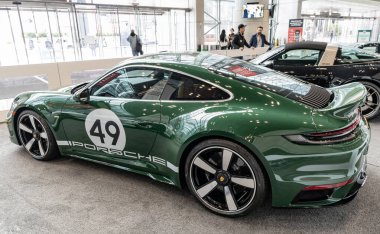 New York, ABD - 27 Mart 2024: Porsche 911 Sport Classic retro car. Yeşil renkli Porsche 911 Spor Klasik araba. New York Uluslararası Otomobil Fuarı 'nda klasik Porsche 911 Spor İzi..