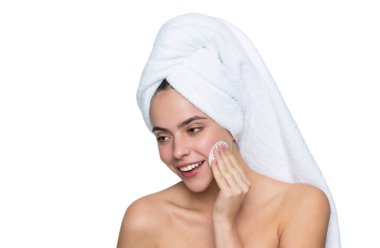 Pamuk yumağıyla deriyi temizliyor. Cilt kozmetolojisi. Kaplıcada güzellik günü. Kadın pamuk pedi kullanıyor. Cilt bakımı. Makyajı sil. Güzellik rutini. Havluyla yüz temizleyen kadın derisi. Sivilce tedavisi.