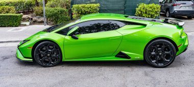 Miami Beach, Florida USA - 9 Haziran 2024 Lamborghini Huracan Tecnica Green Miami plajında. Lamborghini lüks bir İtalyan otomobil üreticisi.