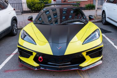 New York City, ABD - 20 Mayıs 2024: 2022 Chevrolet Corvette spor arabası. Chevy spor arabası, siyah ve sarı. Chevrolet Corvette 'in spor arabası dışarıda park edilmiş. Chevrolet Corvette, ön manzara..