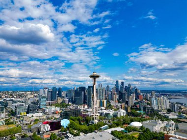 Seattle, Washington, USA- 25 Temmuz 2024 Hava Panoramik Seattle. Uzay iğnesi. Modern Seattle bölgesi, ABD. Hava boşluğu iğnesinin mimarisi. Uzay iğnesi kulesiyle Seattle 'ın havadan görüntüsü