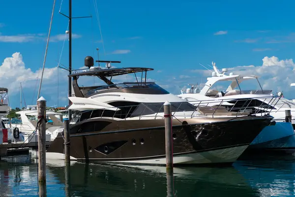 stock image Downtown Miami Marina with luxury yacht boat. Summer vacation. Luxurious yacht marina. Luxury boat. Marina in Miami Beach, Florida USA. Yacht boat docked on sea Biscayne bay. South beach.