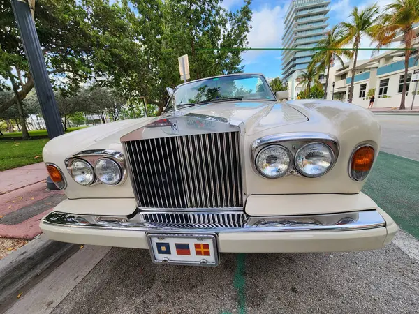 Miami Beach, Florida USA - 5 Haziran 2024: 1978 Klasik İngiliz üstü açık arabası Rolls-Royce Corniche Ocean Drive Miami Drive 'da. ön görünüm