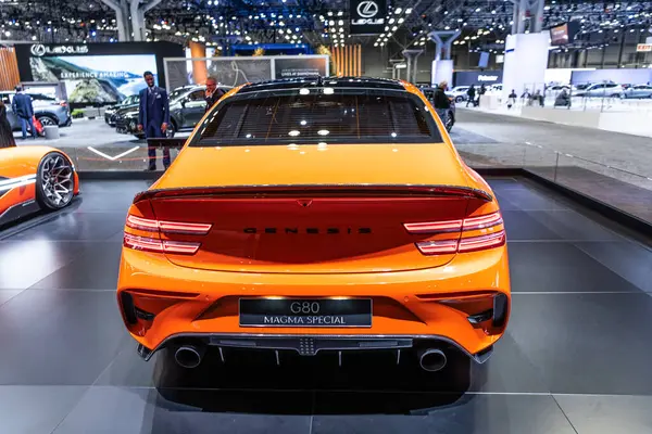 New York City, ABD - 27 Mart 2024: Genesis G80 Magma Özel Lüks Turuncu Araba New York Uluslararası Otomobil Fuarı 'nda.