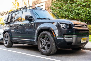 New York City, ABD - 15 Mart 2024: Land Rover Defender modern araba açık havada, köşe manzaralı.