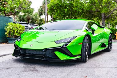 Miami Beach, Florida USA - 9 Haziran 2024 Lamborghini Huracan Tecnica Green Miami plajında. Lamborghini lüks bir İtalyan otomobil üreticisi.