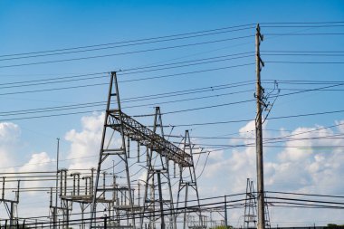 Elektrik güç pilonu. Elektrik kulesi. Elektrik enerjisi. Güç iletim kulesi. Elektrik üretimi. Elektrik hatları ve gökyüzü. Yeşil enerji. Elektrik voltaj istasyonu. Yüksek voltaj.