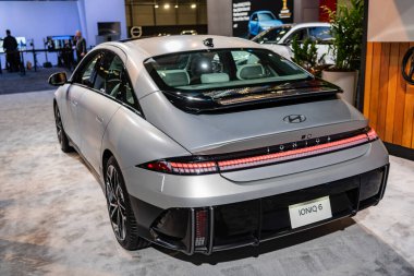 New York City, ABD - 27 Mart 2024: Hyundai IONIQ 6 elektrikli araba New York Uluslararası Otomobil Fuarı, nadir manzara.