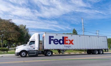 Chicago, ABD - 21 Ağustos 2024: Yolda FedEx konteynırlı kamyon. FedEx Şirketi, uluslararası kapsamı olan ABD merkezli bir lojistik şirketi. Federal Express, Lider şirkettir.