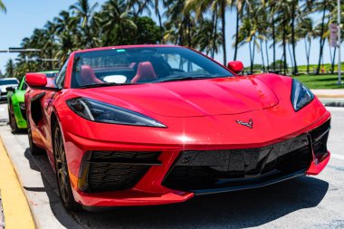 Miami Beach, Florida USA - 9 Haziran 2024: Chevy Corvette C8 3LT Ocean Drive Miami Beach. Kırmızı renkli Chevy Corvette 3LT. ön görünüm
