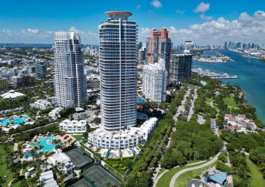Miami plajı hava manzarası. Marina, Miami Beach, Florida USA 'de. Biscayne Körfezi. Lüks şehir manzaralı Miami Marina şehir merkezi. Yaz tatili. Güney sahili havacılık şehri. Şehir manzarası. Lüks yaşam tarzı..