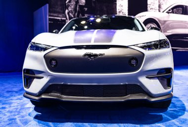 New York City, ABD - 27 Mart 2024: Ford Mustang Mach-E SUV elektrikli araba New York Uluslararası Otomobil Fuarı, düşük görüş.