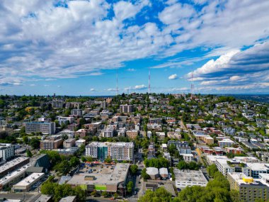 Metropolis şehir manzarasının mimarisiyim. Seattle manzarasının havadan görünüşü. Uzay iğnesiyle hava manzarası. Panorama Havalimanı Seattle şehir manzarası. Amerikan modern Seattle bölgesi. Seyahat hedefi.