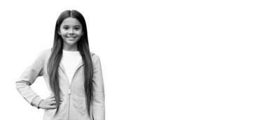 Şapkalı şık bir genç kız. Çocukluk yaşam tarzı. şık giyinmiş hippi genç kız. Uzay afişini kopyala. Modaya uygun gençlik modasının reklamı. Kız beyaz stüdyoda izole edilmiş. İlanın burada..