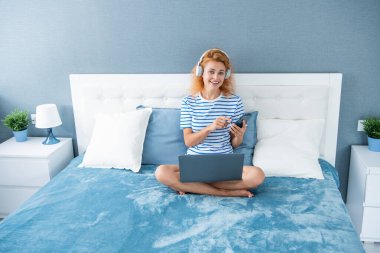 Telefonda mutlu kadın sohbeti. Evde telefonla konuşan bir kadın. Kulaklıklı kadının telefon görüşmesi..