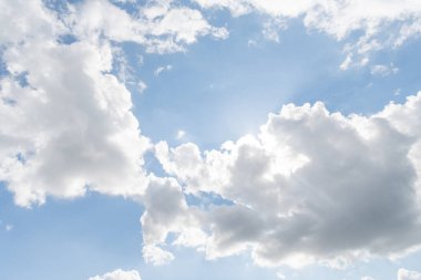 Mavi gökyüzü ve birkaç bulut. Gökyüzü çok parlak ve bulutlar her yere dağılmış. Mavi gökyüzünde güzel bir bulut. Gökyüzünde beyaz kabarık bulutlar