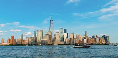 New York Panorama Manzarası. New York 'ta gemi turu. New York Manhattan 'ın silueti Hudson Nehri yolcu gemisiyle geziyor. New York gemi seyahati