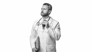 Düşünceli bir e-tıp uzmanı ve dizüstü bilgisayarlı bir doktorun fotoğrafı. Beyazlar üzerinde izole edilmiş e-tıbbı destekleyen doktor. Doktor stüdyoda ilaç öneriyor. Doktor arka planda e-tıp sunumu yapıyor.