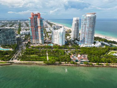 Miami Plajı 'ndaki gökdelenli şehir manzarası. Skyline marina havacılık şehri manzarası. Miami güney plajının şehir manzarası. Miami şehir merkezinde modern gökdelenleri olan Florida. Hava görüntüsü. Şehir sokakları.