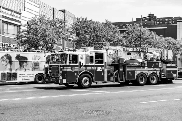 New York City, ABD - 12 Mayıs 2023: Tower Ladder 105 İtfaiye Departmanı.