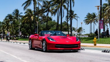 Miami Beach, Florida USA - 9 Haziran 2024: Chevy Corvette C8 3LT Ocean Drive Miami Beach. Kırmızı renkli Chevy Corvette 3LT. ön görünüm