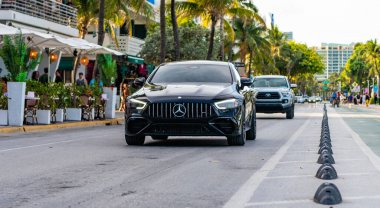 Miami Beach, Florida USA - 6 Haziran 2020 Mercedes-Benz AMG 63 Miami Beach Ocean Drive 'da. siyah Mercedes-Benz AMG 63