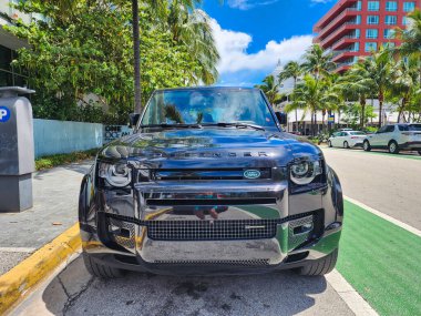 Miami Beach, Florida USA - 8 Haziran 2024 Land Rover Defender SUv Ocean Drive Miami Beach 'te. Miami 'deki LAND RANGE RANGE RANGE savunucusu. ön görünüm.