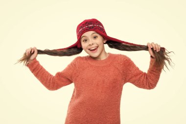 Kız çocuğu beyazda izole edilmiş. Mutlu bir çocukluk. Örgü süveter giyen genç bir kız. Kış modası. Kış şapkalı şık kız. Sıcak kış şapkası takan genç çocuk portresi. Güzel komik bir gün..