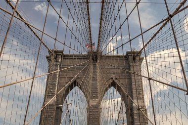 Brooklyn 'deki tarihi köprünün mimarisi. Amerikan mimarisi tarihi eser. Manhattan 'a giden yol. New York 'taki Brooklyn Köprüsü. Metropolis 'teki Brooklyn Köprüsü' nün muhteşem manzarası..