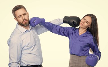 Beyazlara izole edilmiş boks eldivenli iş adamları. İki iş adamı iş anlaşmazlığını çözüyor. İş ofisinde tartışıyorlar. Meslektaşlar arasında tartışma. İş çatışması. iş için risk.