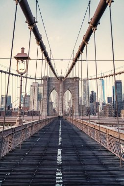 New York Köprüsü, Manhattan ve Brooklyn 'i birbirine bağlıyor. New York 'un Brooklyn Köprüsü. Amerikan mimarisi tarihi eser. Brooklyn 'deki tarihi köprünün mimarisi. Manhattan ve Brooklyn 'i bağlayan.